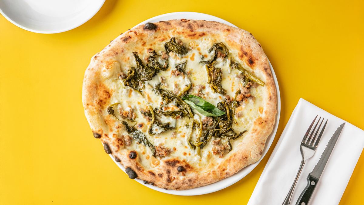 White pizza with sausage and friarielli